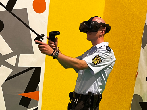Breite Zielgruppe Ein Polizist hat eine VR-Brille auf dem Kopf und spielt ein Spiel