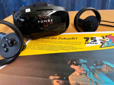 Sonderschau Eine VR-Brille liegt auf einem Tisch mit einem Plakat der Südwest Messe