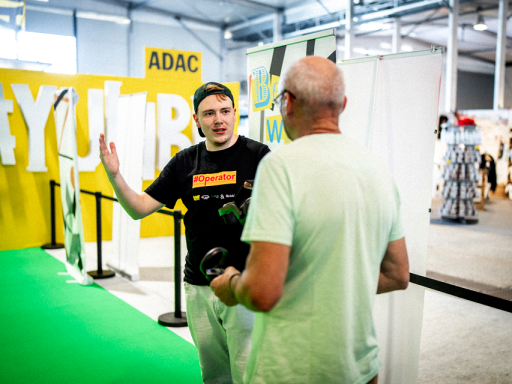 Genaue Erklärung Ein Operator erklärt einem Nutzenden, was es in der VR-Welt zu beachten gibt