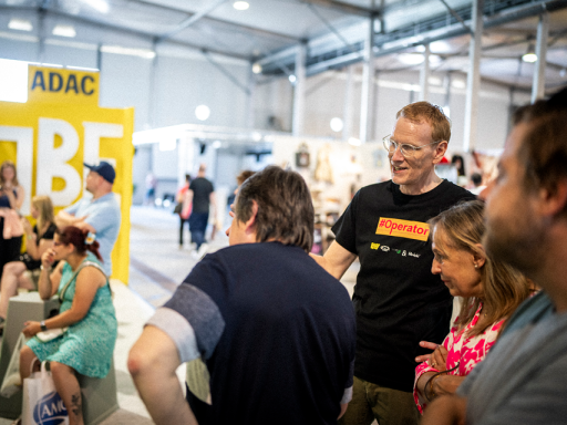 Fragen und Antworten Ein Operator erläutert den Wartenden, was in den VR-Erlebnissen geschieht