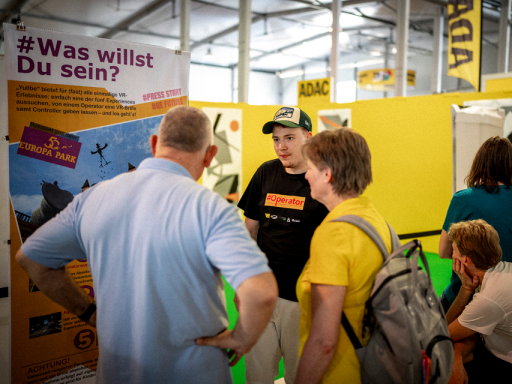 Welches Erlebnis darf es sein? Operator erläutert Interessenten die VR-Erlebnisse