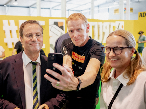 Zeigen lassen Minister Peter Hauk schaut auf ein Smartphone