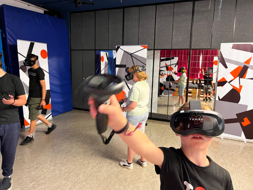 Voll dabei Ein Junge mit einer VR-Brille auf dem Kopf erlebt eine virtuelle Welt