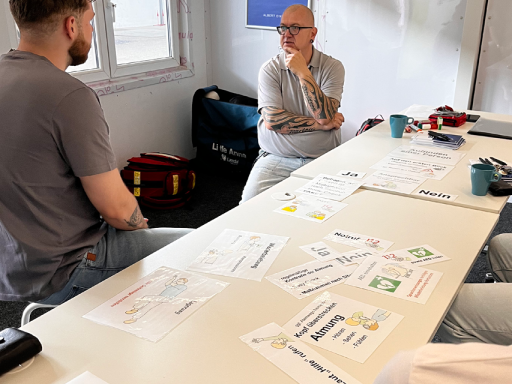 Operator-Schulung Operator bei einer Erste-Hilfe-Schulung durch die Johanniter