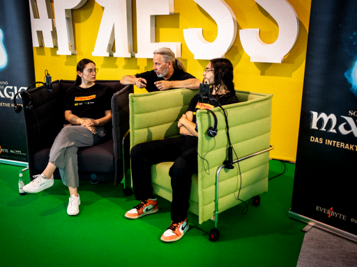 Aufgepasst! Der Ersteller eines digitalen Erlebnisses erläutert den Operatoren, wie die Anwendung funktioniert