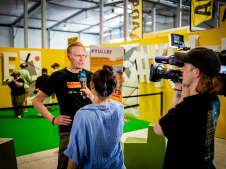 Gesprächspartner Dirk Werner im Interview mit einem Fernsehteam