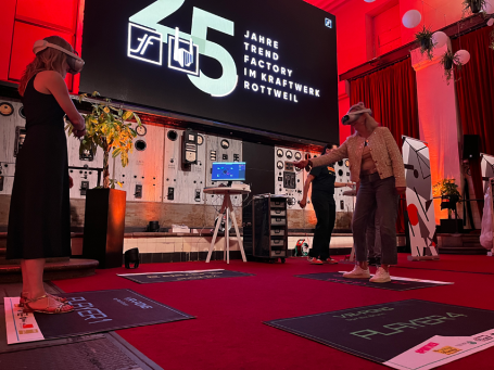 Ortswechsel VR-Spielerinnen spielendem Jubiläum der Agentur Trend Factory