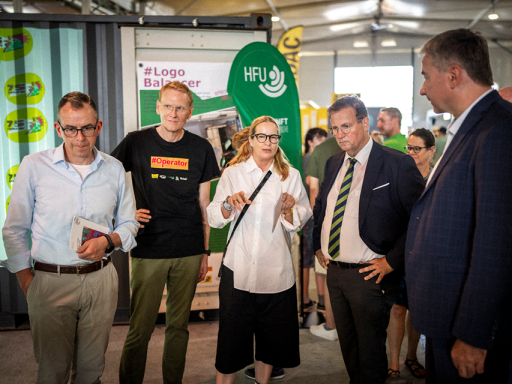 Offizielle Aufmerksamkeit Offizielle Personen lassen sich auf einer Messe Anwendungen erläutern