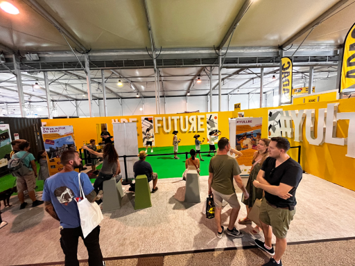 Große Aufmerksamkeit Zuschauer stehen an einem Messestand